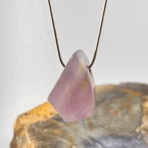 Colgante de Calcedonia lavanda, pulida y angular, suspendido de una cadena plateada.