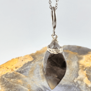 Primer plano del colgante de Cloud Ágata, mostrando las vetas y el pulido artesanal del mineral de Costa Rica.