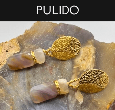 Pulido de calcedonia mostrando su superficie lisa y brillo natural para joyería artesanal