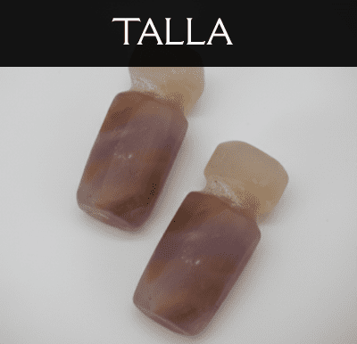 Talla artesanal de calcedonia mostrando su forma y textura natural para uso en joyería.